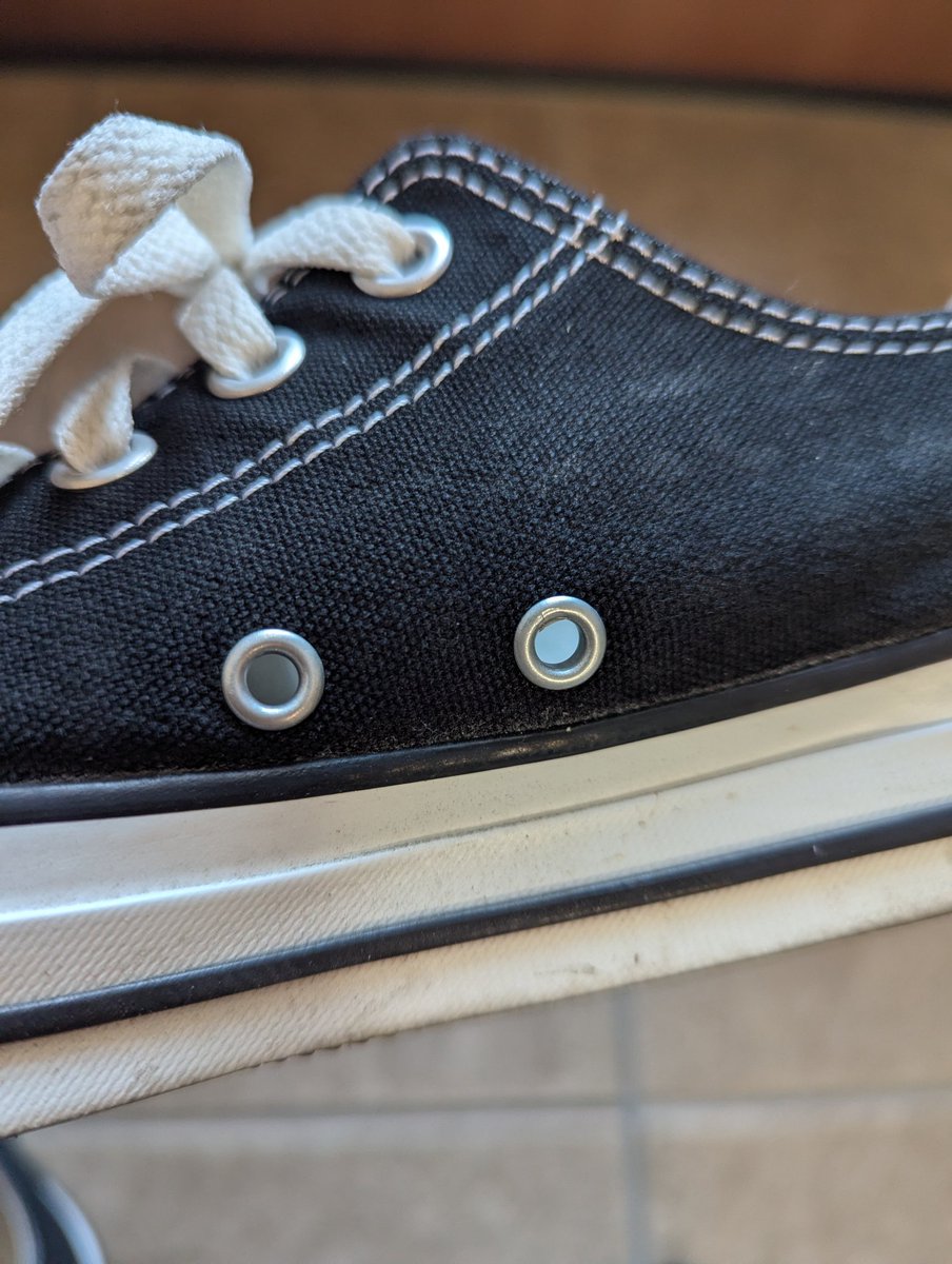 新しい靴なんか寒いんだよなぁ、外気に直接触れてるみたいと思って靴見てみたら
なんか横穴空いててマジで外気に触れてた。そりゃ外気に触れてるように寒いわな
この横穴はなんなの？何を通す穴なの？外気？