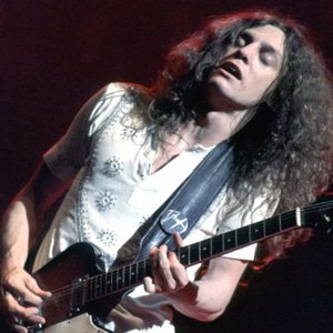 MaxxGhe's tweet photo. 23/01/1990.
Muore a 37 anni causa polmonite Allen Collins, chitarrista dei Lynyrd Skynyrd.
Era sopravvissuto al disastro aereo del 1977, ma un incidente d'auto nel 1986 l'aveva costretto sulla sedia a rotelle.
"Free Bird": https://t.co/jR4Xuhjd6F
#AllenCollins #LynyrdSkynyrd https://t.co/DxJBLAbKSp