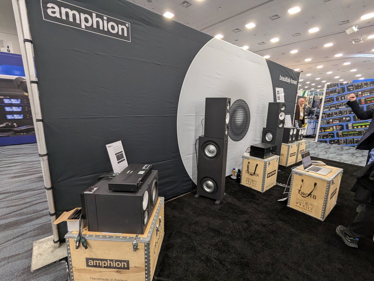 AmphionのNAMMブースはお馴染みの木箱と、訪問者には嬉しいフカフカの床でお出迎え。
最新のXシリーズも大好評で、まだ体感したことが無い人は是非とも聞いてみて頂きたい逸品！

#amphion