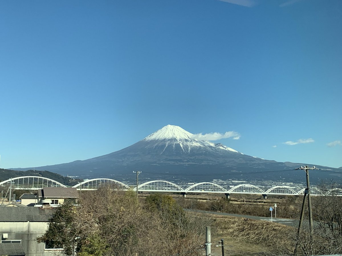 SanpOssa's tweet photo. 久しぶりの関西出張。富士山が綺麗です。雪で関ヶ原付近は速度を落としての運転らしいですが、この辺りもゆっくり走って欲しいと思いました。
＃富士山 #東海道新幹線 ＃快晴 https://t.co/cJdtXqZp2A