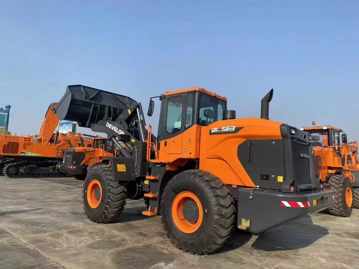 HuFreda's tweet photo. DEVELON EXCAVATOR&amp;WHEEL LOADER😍 https://t.co/aobtPrA0CQ