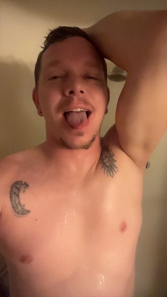 beebarfishoney's tweet photo. Shower time https://t.co/F4yoLFBN74