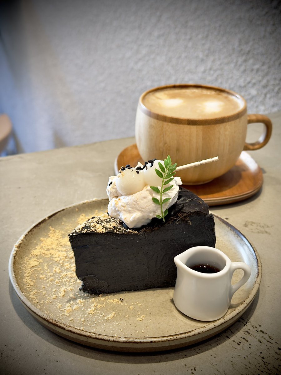 nyapi3995's tweet image. おはようございます☀️
ViViDの豊洲も無事に当選したし、
LIFEsizeで横浜2日目も当選したし
楽しみが増えて嬉しいです🥺✨
羽田は落選だったから諦めるか...

今日はまったりとカフェ活☕️
黒ごまときなこのバスチー🖤
めちゃくちゃ濃厚で美味しい...🥺
黒ごま好きさんいたら嬉しいな😚