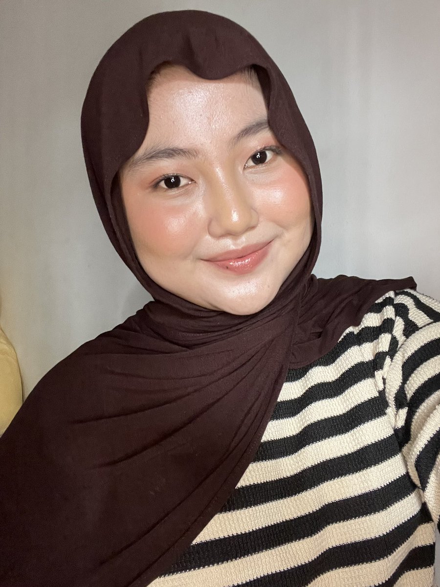 toiuchy's tweet photo. As acne skin girly, aku prefer makeup yg ada skincare infusednya kayak Tone Up UV Cushion by @inezcosmetics ini! https://t.co/9Metlplbf0