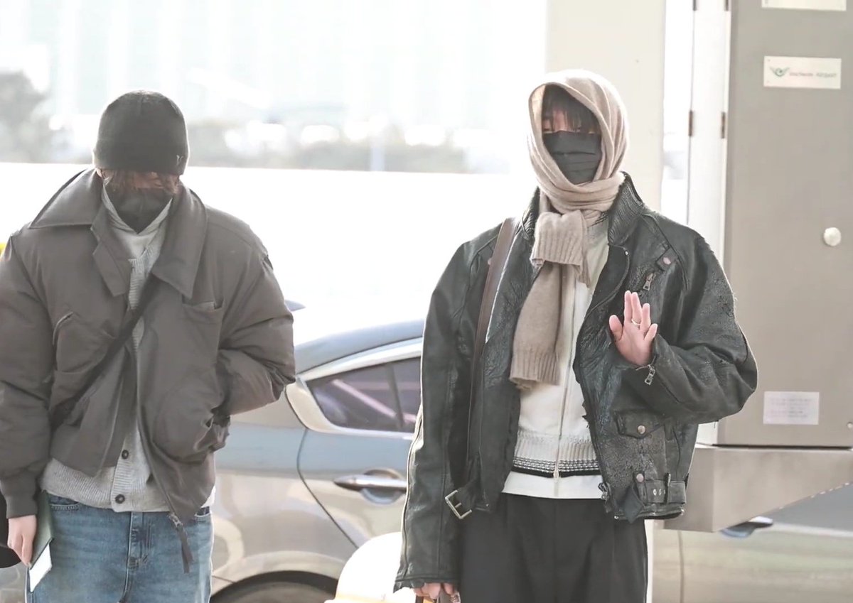 ryoaresocute's tweet image. sion really meant it when he said he'd keep using the scarf ryo gave him until he couldn't anymore like he literally wears it everywhere they go 🥹