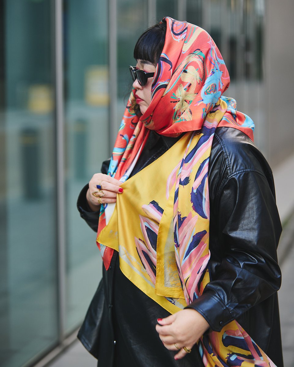 重ねる、広がる。ヘラルボニーが提案する、新しいスカーフの表現。 2枚