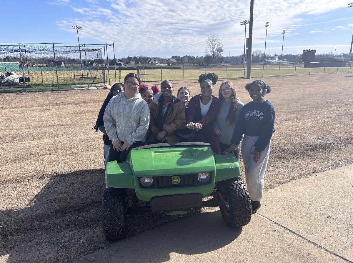 ladyeaglesHL's tweet photo. Shout out to our Horn Lake Volleyball team! They helped Coach Freeman do some work at the softball field today! #famiHLy #TeamDCS https://t.co/mT6kUaMxDL