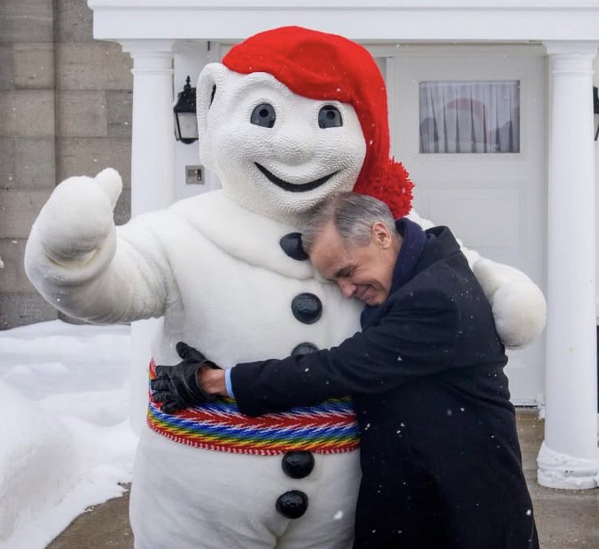 VEEPILF's tweet image. Carney showing off for Bonhomme 😭