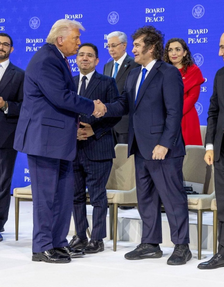 gisbert_ruben's tweet photo. En esta foto solo puedo recordar la frase de @cesarvidal de que “Milei en la política internacional es como el niño que va a Disneyland y cree que realmente le está saludando Mickey Mouse en vez de un tío con un disfraz” 🤣 https://t.co/4QsUWO88v0