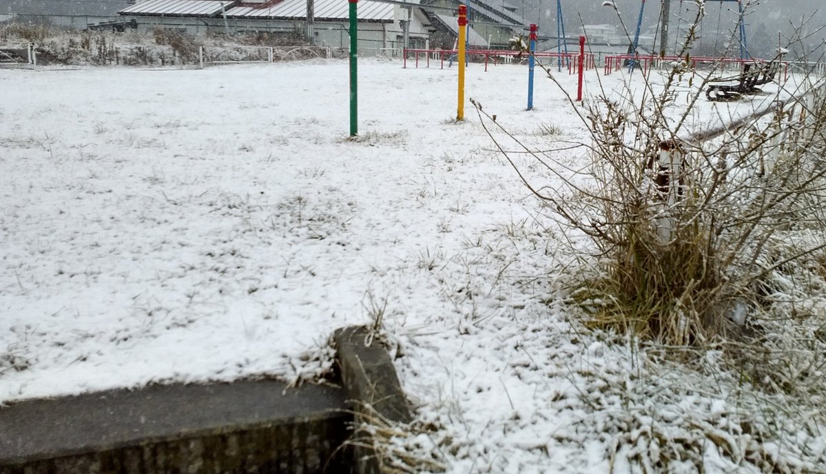 【＃かもしか号の車窓から】

かもしか号巡回中、大粒の雪が降り始めたと思ったら、あっという間に一面が真っ白に！⛄
利用者さん達の第一声が、みなさん「降ってきたね～」でした😄

1/20に大寒を迎え、冷え込みが厳しい日が続きます。暖かくして、寒さを乗り越えましょう！

＃大船渡市立図書館