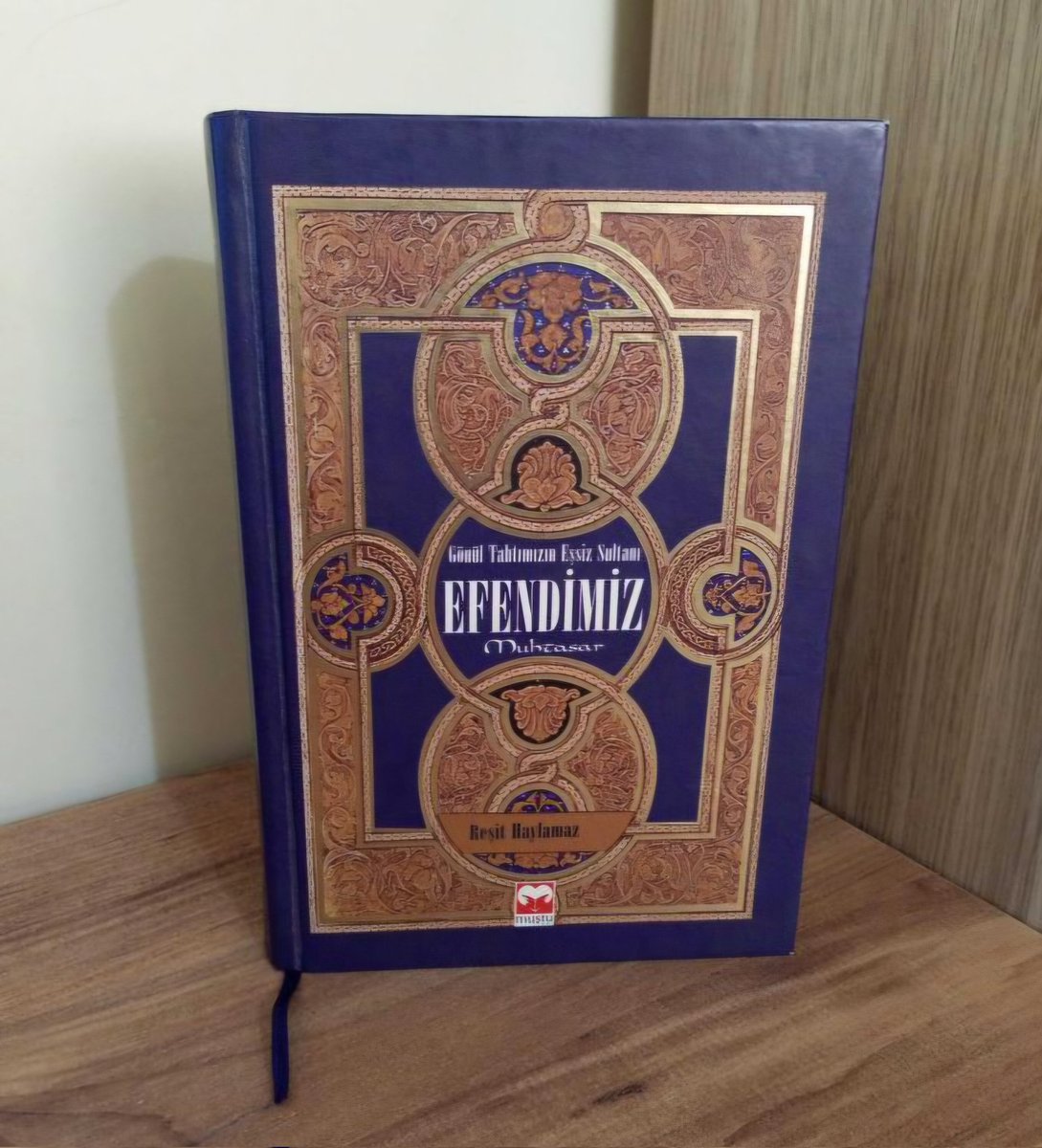 Allah Resulü (sav) ile ilgili okuduğum ilk kitaptı. Vefat kısmında çok duygulanmıştım; insanın içine derin bir hüzün düşüyor. Sanırım bu duygu, Hz. Peygamber’in asırlar boyunca insanların gönlünde sevgiyle taşınan, kalplerde ayrı ve müstesna bir yeri olmasından kaynaklanıyor.