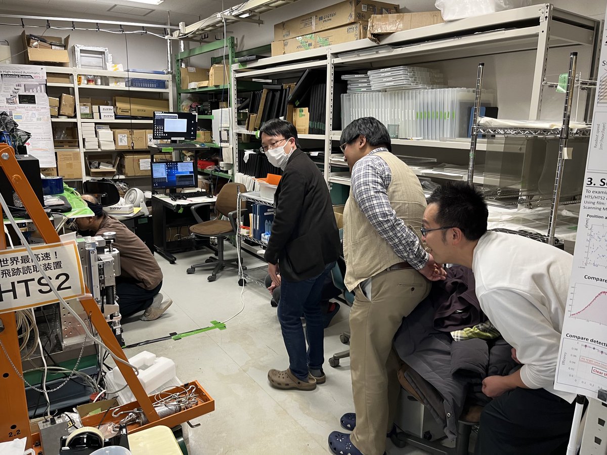 msmi_jp's tweet photo. 12/27に名古屋大学にてA03-A04班の連携研究勉強会を開催しました。写真は飛跡読���装置の見学の様子です。
【A03,A04】 https://t.co/OyvDrUCXzG