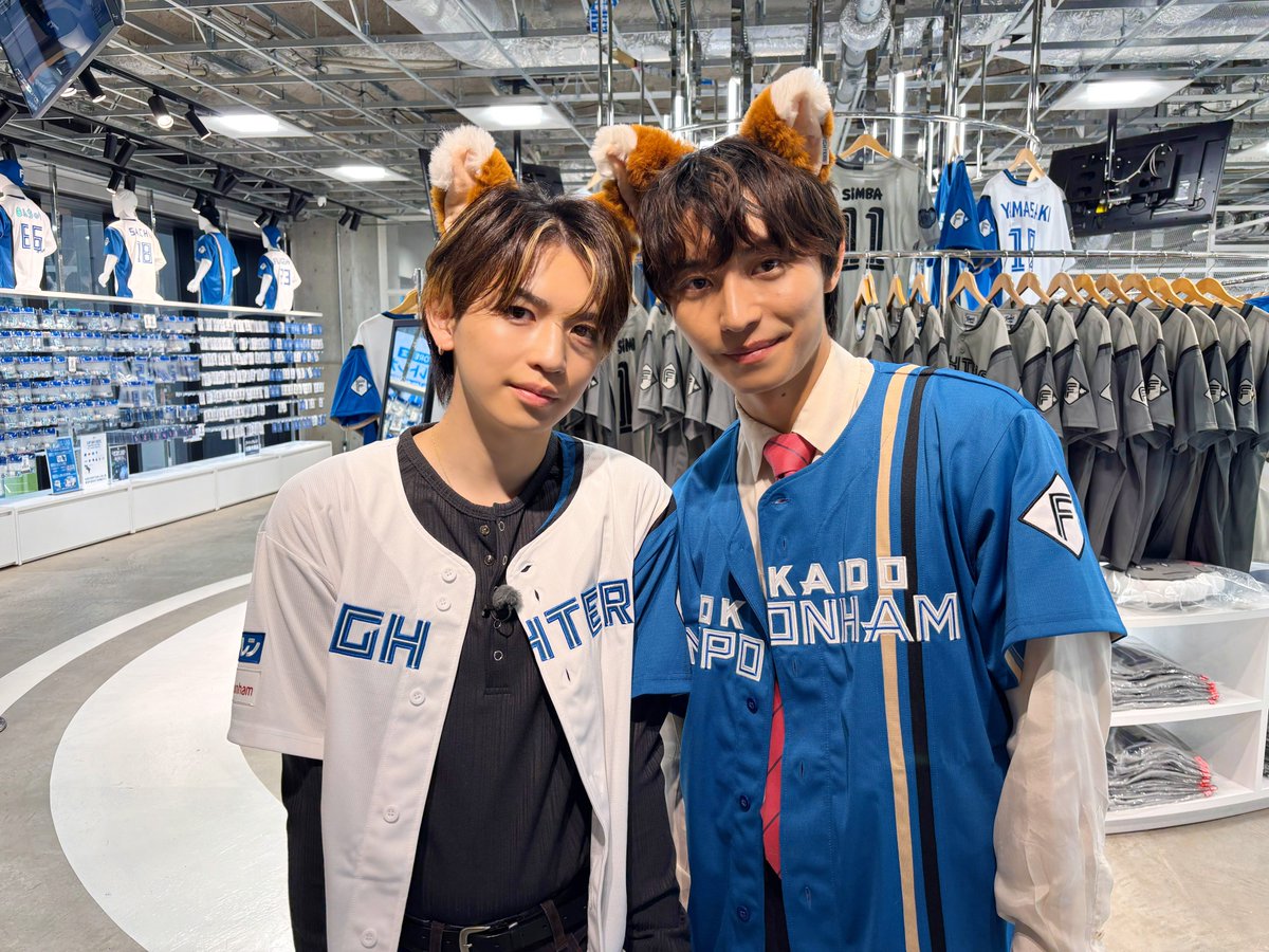 oricon's tweet photo. 阿部顕嵐＆岩橋玄樹
9年ぶり番組共演で感動の再会❗️

中学時代からの
長年の絆を感じさせる場面も✨️

「青春時代を一緒に過ごした大切な仲間」
「昔から変わってないなぁ」

🎤2人のコメント
https://t.co/S6ge768XzM

#アランタウン https://t.co/udKKwcezIt