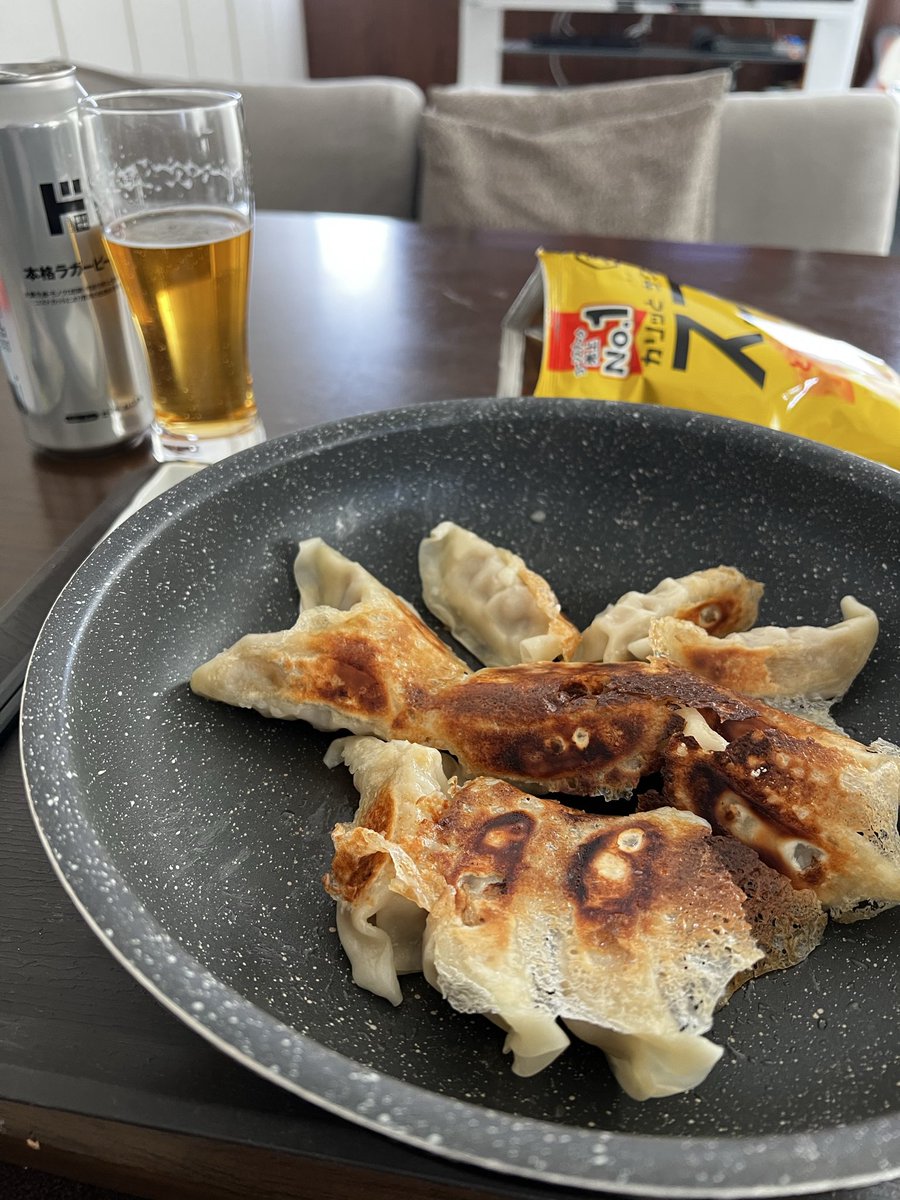 Shunity_69's tweet image. 結局、食べ出したら道ついたから餃子食べる🤩