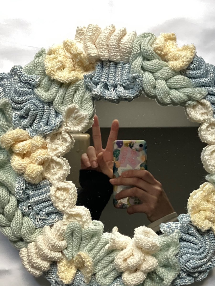 micccici's tweet photo. 細部や裏面はこんな感じです〜🤍
水色を基調にして、緑や優しい黄色も入れて、パステル調に仕上げました🫧

#家庭用編み機
#編み物好き
#ミラーインテリア
#ニットミラー
#壁掛けインテリア
#machineknitting
#knittingart https://t.co/xMHYZysZZ7