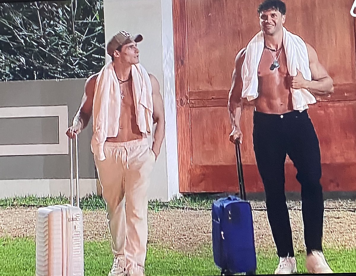 Al fin llegaron! Como dos meses viendo la promo de estos dos JAJAJAJ  #ElInternadoMega