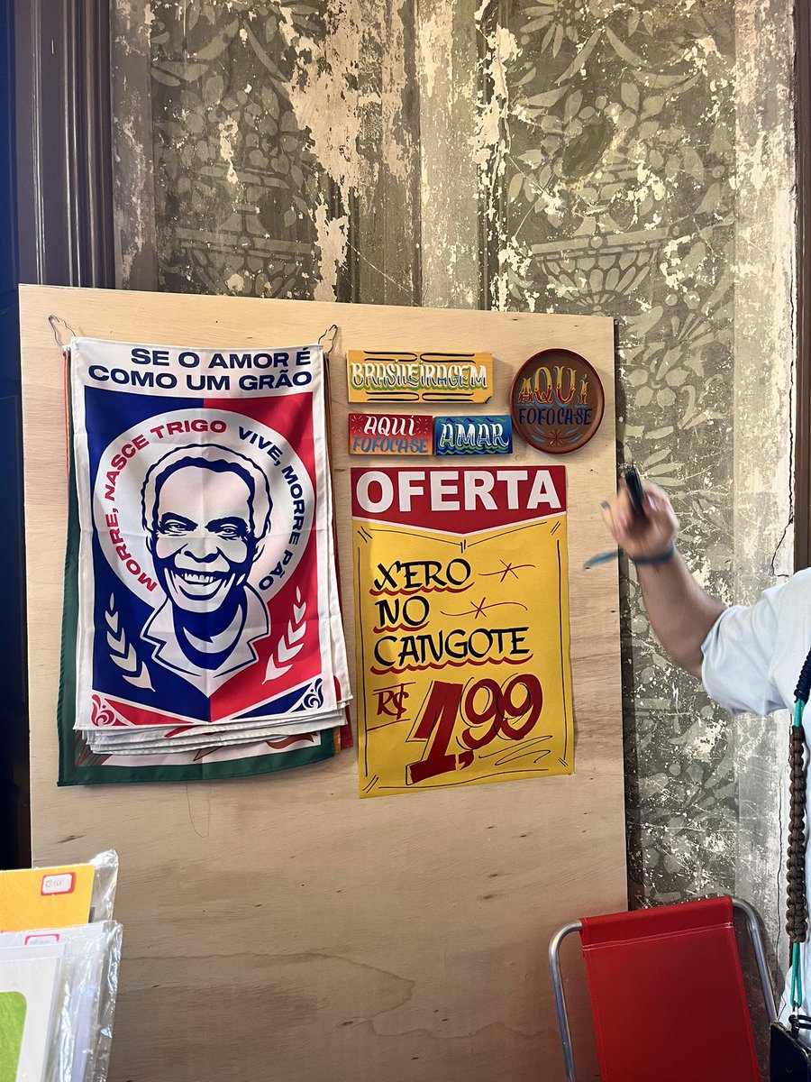 melhoresalvador's tweet image. Queria ser rica, uma grande mecenas, para poder comprar o trabalho e apoiar tantos artistas 😪