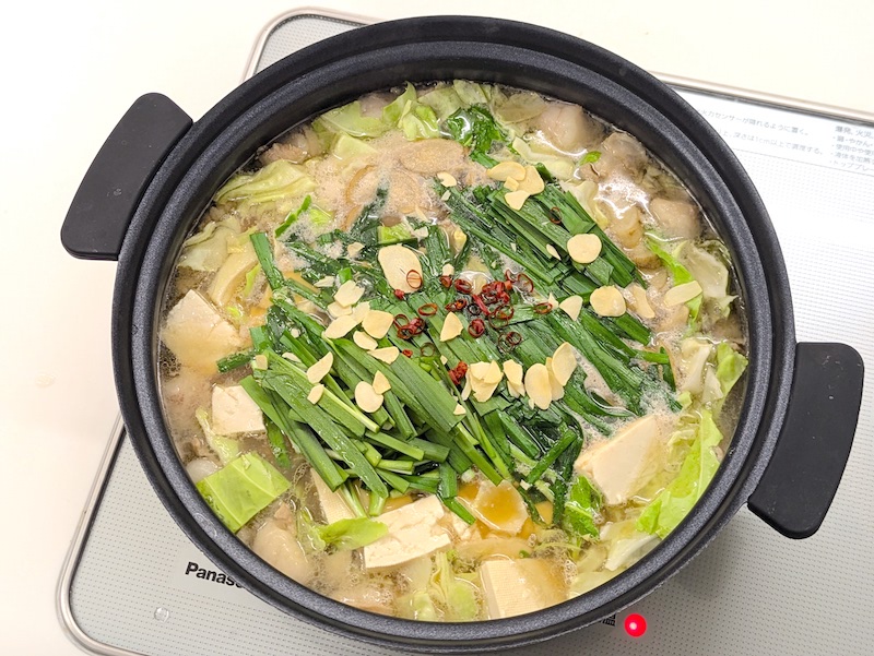 「ジモコロ編集部で「冬のうちに食べておきたい鍋」を実食しました。最後はグルメライタ」|株式会社バーグハンバーグバーグのイラスト