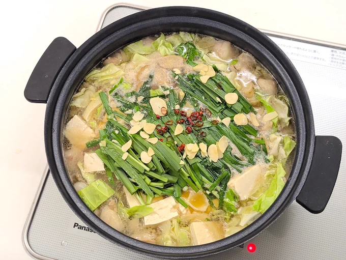 ジモコロ編集部で「冬のうちに食べておきたい鍋」を実食しました。最後はグルメライター松岡の「みんなに食べてほしい」おすすめのもつ鍋を紹介! みんなの"冬に食べたい鍋"を作って食べる - イーアイデム「ジモコロ」