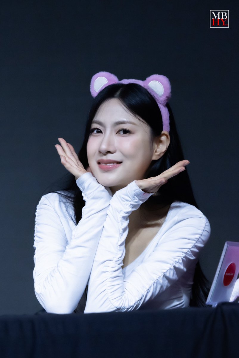 260118 에이핑크 Everline 팬사인회

<a href="/Apinkohy/">오하영</a> 꽃 보다 더 예쁜 하영이👸🏻
보고싶어🥹

#Apink #에이핑크 #Hayoung #하영 #Bomi #보미 #LoveMeMore