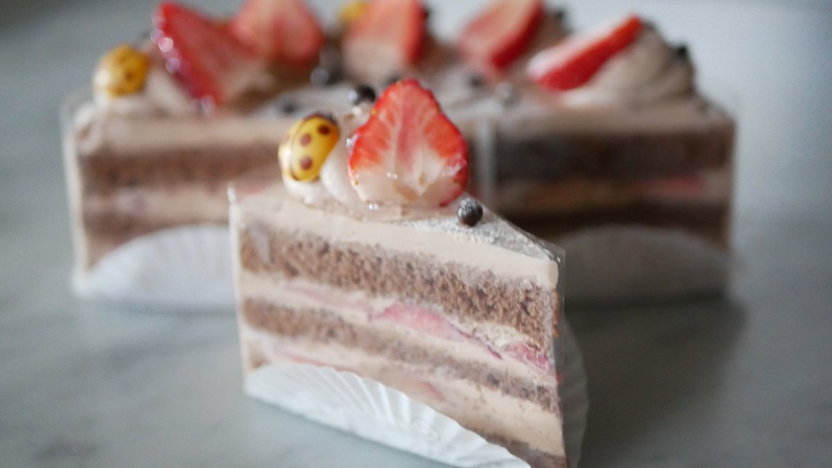bilsonrollers1's tweet photo. 今日はチョコレートショートケーキ作ってみました🍰🍫🍓チョコのコクと苺の甘酸っぱさが味わえる🤗バレンタインシーズン楽しんでー✌️
#チョコショートケーキ #ショートケーキ #苺とチョコ #ビルソンローラーズ #バレンタインケーキ #bilsonrollers #手作りケーキ #椎名町ケーキ #落合南長崎ケーキ https://t.co/D1nodOGHqo