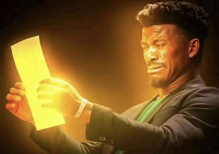 killmyaffairs's tweet image. yo leyendo la confesion mas romantica y hermosa en un fanfic desactualizado escrito por una niña d 13 años sin supervision parental