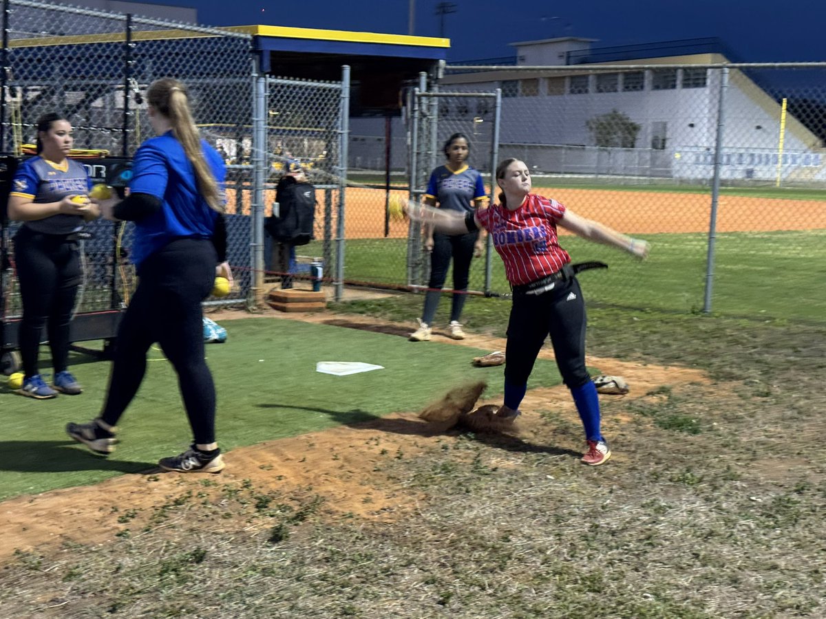 LARGOSOFTBALL's tweet photo. 🤩🔥Packers Pitchers working with Coach Rivera on strengthening pitching specific muscle groups while building a stronger mindset, and relentless effort!💨🥎@LargoAthletics @Biggamebobby @SBRRetweets @ExtraInningSB @SoftballDown
@CoachDK_SPI @CoachJLKing @ROLLINS3
#thepack https://t.co/MGruqLMiqj