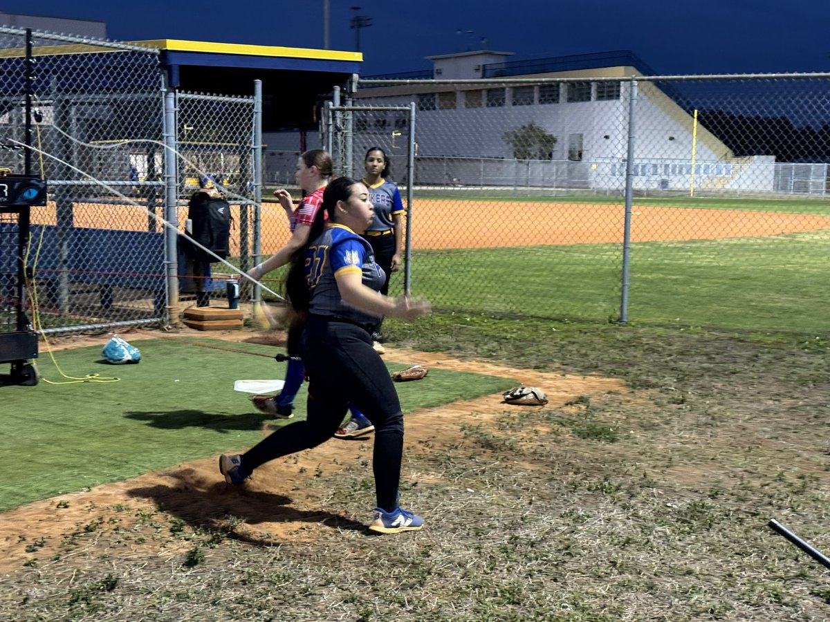 LARGOSOFTBALL's tweet photo. 🤩🔥Packers Pitchers working with Coach Rivera on strengthening pitching specific muscle groups while building a stronger mindset, and relentless effort!💨🥎@LargoAthletics @Biggamebobby @SBRRetweets @ExtraInningSB @SoftballDown
@CoachDK_SPI @CoachJLKing @ROLLINS3
#thepack https://t.co/MGruqLMiqj
