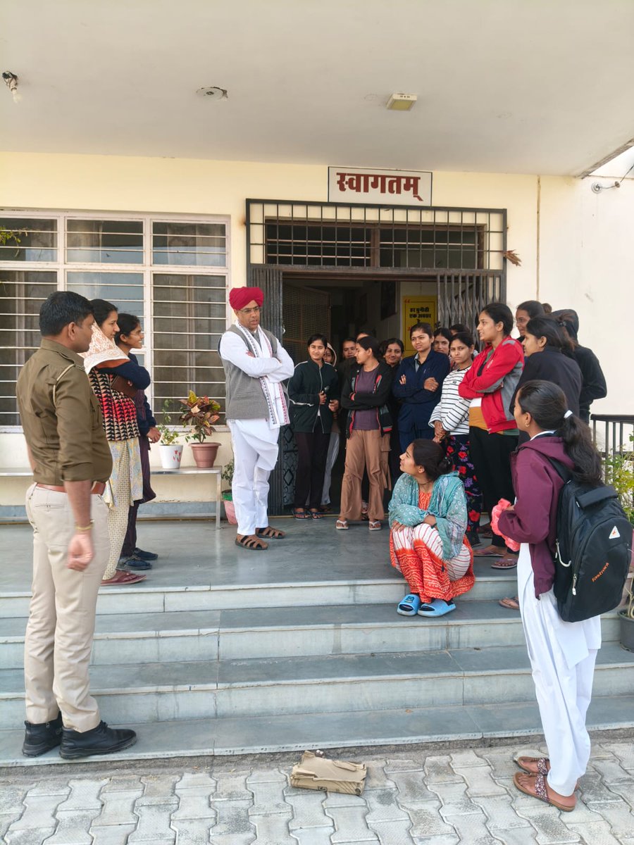 VijaySBainsla's tweet photo. कल दोपहर को देवनारायण बालिका छात्रावास ( कॉलेज स्तर) , विनोभा नगर #कोटा का औचिक निरिक्षण किया।  बच्चियों में पढ़ाई और कुछ कर दिखाने की ललक देखकर मन प्रफुल्लित हो गया। एक अच्छी लाइब्ररी भी है जिसका सार्थक उपयोग हो रहा हूं।

निरीक्षण में कुछ बड़ी खामियां सामने आयीं :-

1) भोजन मेनू अनुसार नहीं दिया जा रहा -  बीते 17 दिनों में फल नहीं दिए गए, नियम अनुसार दूध दिया जाना है - आश्चर्यजनक है कि 75 महिलाओं के लिए रोज़ मात्र 4 लीटर दूध आता है , दही छाछ भी नहीं दिया जा रहा है।
3) दाल मैंने खाई तो उसमें केवल मसाला युक्त पानी पाया, दाल के 2-4 कण ही मिले - जब खाने बनाने वाली महिला से बात की तो उन्होंने बताया कि वह वही बनाती हैं जो वार्डन साहिबा सामान देती हैं।
4) बालिकाओं के कमरों में सामान रखने के लिए सांचे हैं - उनमें न किवाड़ है न कोई ताला लगाने की जुगाड़ , आये दिन समान और पैसे की हेरा फेरी होती है।
5) हर कमरे में 6-10 बालिकाएं रहती है - ऐसी स्थिति में 3 कमरे यूं ही ब्लॉक कर रखे हैं - एक स्टोर बना रखा है, दूसरा वार्डन का रेजिडेंशियल स्टोर और तीसरा वार्डन की आफिस - बच्चियों को रहने के बेड पूरे नहीं पड़ रहे और यहां स्टोर और खाली बंद कमरों के रसूक देखने जो मिल रहे हैं।
6) इंटरनेट के लिए wi fi लगा है लेकिन कोई स्पीड नहीं आती मैन खुद https://t.co/HnEDYGEyD4 पर चेक किया 1.5 मिनिट तक जीरो ping मिले - न जाने कौन इन सबको देख रहा है।
7) जो बालिकाएं होस्टल से बाहर छुट्टी पर होती हैं उनकी भी अटेंडेंस लगायी जाती है - कहीं कारण वित्तीय तो नहीं ? इसकी जांच होनी चाहिए।

मैंने समाज कल्याण विभाग के स्थानीय अधिकारी एवं जयपुर स्थिति देवनारायण योजना के अधिकारियों को इन स्थितियों से अवगत करवाया  - उम्मीद है कि सार्थक कार्यवाही होगी।

अफ़सोस इस बात का है कि जिन व्यक्तियों के पास देवनारायण योजना की ज़िम्मेदारियाँ हैं वो अपनी ज़िम्मेदारी निभा क्यों नहीं रहे हैं ? - हर निरीक्षण में मुझे कमियां ही मिल रही हैं - यह अत्यंत गंभीर विषय है।

@AvinashGehlot_
@BhajanlalBjp
@RajCMO @RajGovOfficial @Dcdmkota @sjedrajasthan