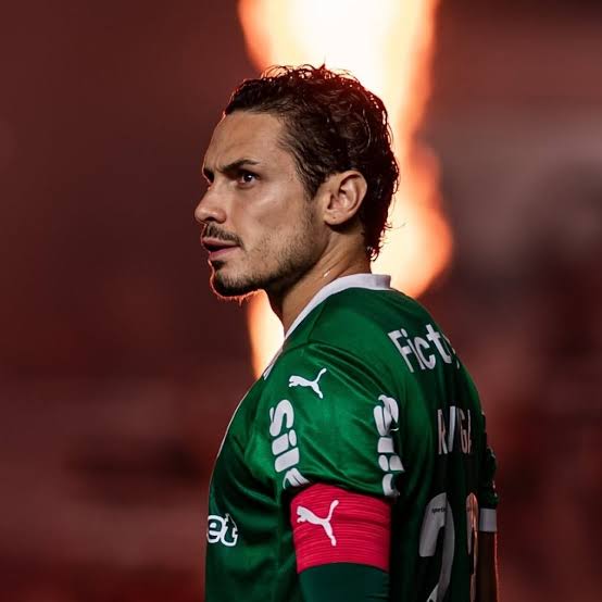 🚨 Palmeiras e América-MEX avançaram para um empréstimo de Raphael Veiga com metas que ativam obrigação de compra.

O valor total do negócio pode chegar a cerca de 10 milhões de dólares (R$ 53 mi). As metas são ligadas ao desempenho do jogador. 

🗞 <a href="/ocrismoraes/">Cristian Moraes</a>