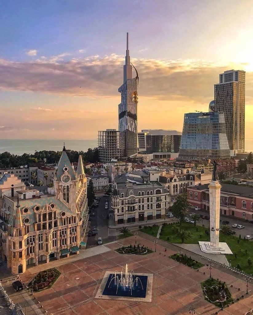 قاتل الله مدينة باتومي . 

مدينة علّمتني إن بعض الأماكن تتركك .. بس تترك فيك شي ما يروح تحسبك نسيت وأنت بس متعايش

فيه جزء مني هناك للحين ما رجع 😔

( ليت النسيان قرار يابشر ) 🎭