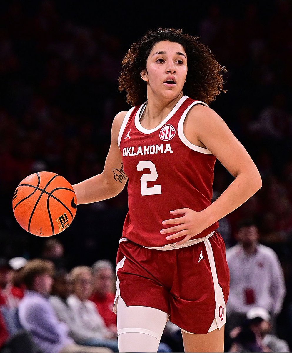 AALIYAH CHAVEZ VS NO. 2 SOUTH CAROLINA:

26 PTS (15 IN OT)
8 AST
4 RBS
9-19 FG 
5-10 3P

NO. 16 OKLAHOMA WINS, 94-82. 😳