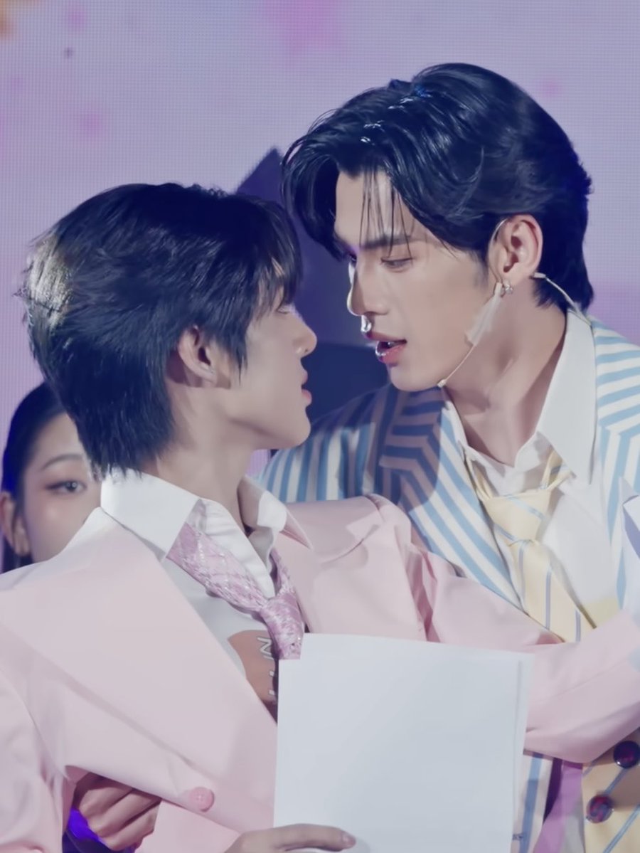 northtotox's tweet image. north’s eyes on otto’s lips..? cause what if he actually risked it all and leaned in..

#นอร์ทอ๊อตโต้ #northotto 
꒰ #jaonorth, #ottoottoo ꒱