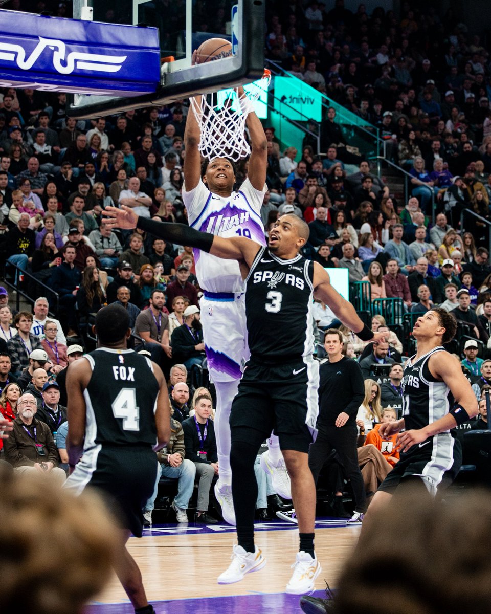 utahjazz's tweet image. now THAT is how you end a quarter 🤩