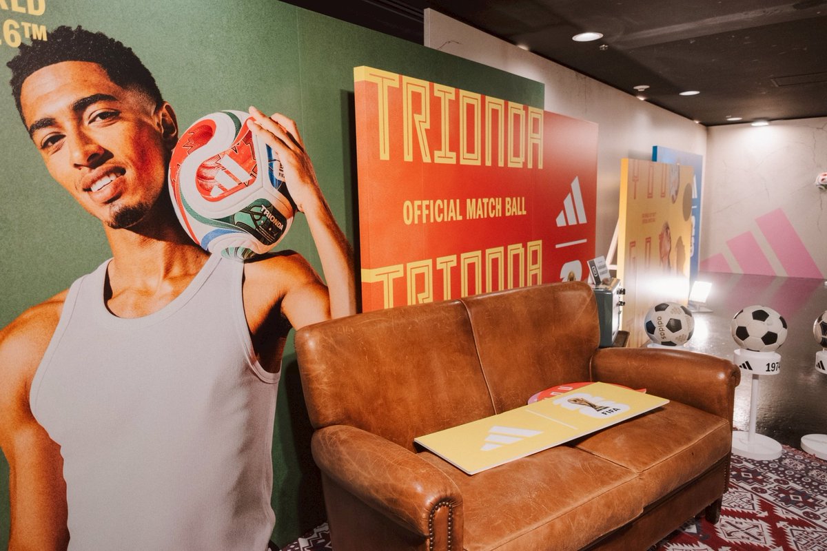 Seikadai_Co's tweet photo. Featured Works.
adidas / Coca-Cola X Fes 2025 adidasブース企画プロデュース

2025年10月に実施されたCoca-Cola X Fes 2025に出展したadidasブースの企画プロデュースをセイカダイにて担当させていただきました。

●実施内容/ プロセス
adidasとFIFAワールドカップが共に歩んできた歴史を、60年を貫く「公式球の変遷」とともに展示しながら、来年の北中米ワールドカップで生まれる見たことのないような衝撃的・感動的な瞬間を印象的に伝えるべく「Penetrate it.」のコンセプトに沿って、企画プロデュースを行いました。