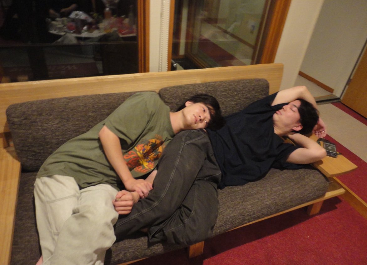 追加で報告します！

1年前くらいからずっとサポートしてくれてるマサキ(Ba.)とジュンキ(Dr)が正規メンバーになりました〜　

これからも一緒に頑張っていこうな！