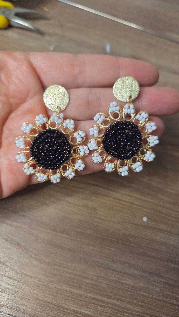 Creo que quedarme sin ojos valió la pena 💕 Estos aretes los encargó una amiga como parte del duelo que lleva por la pérdida de su papá,  asi que tiene toda la intención y el amor del mundo 🌻 <a href="/Marruccamiel/">marrucca accesorios</a>