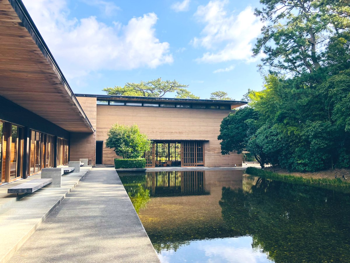 kanako020484's tweet photo. 建築好き憧れの宿、沼津倶楽部に泊まってきました！大正時代の茶亭と庭に、渡辺明氏による素晴らしい宿泊棟！
自然も建物も設えも、とにかく至る所が美しく、ひたすら観て回ったり、心地よさに浸れて最高でした。ここに住みたい。
お高めなので諦めていたけど、運良く半額になっていて来れて良かった！ https://t.co/I2QkNlysQO