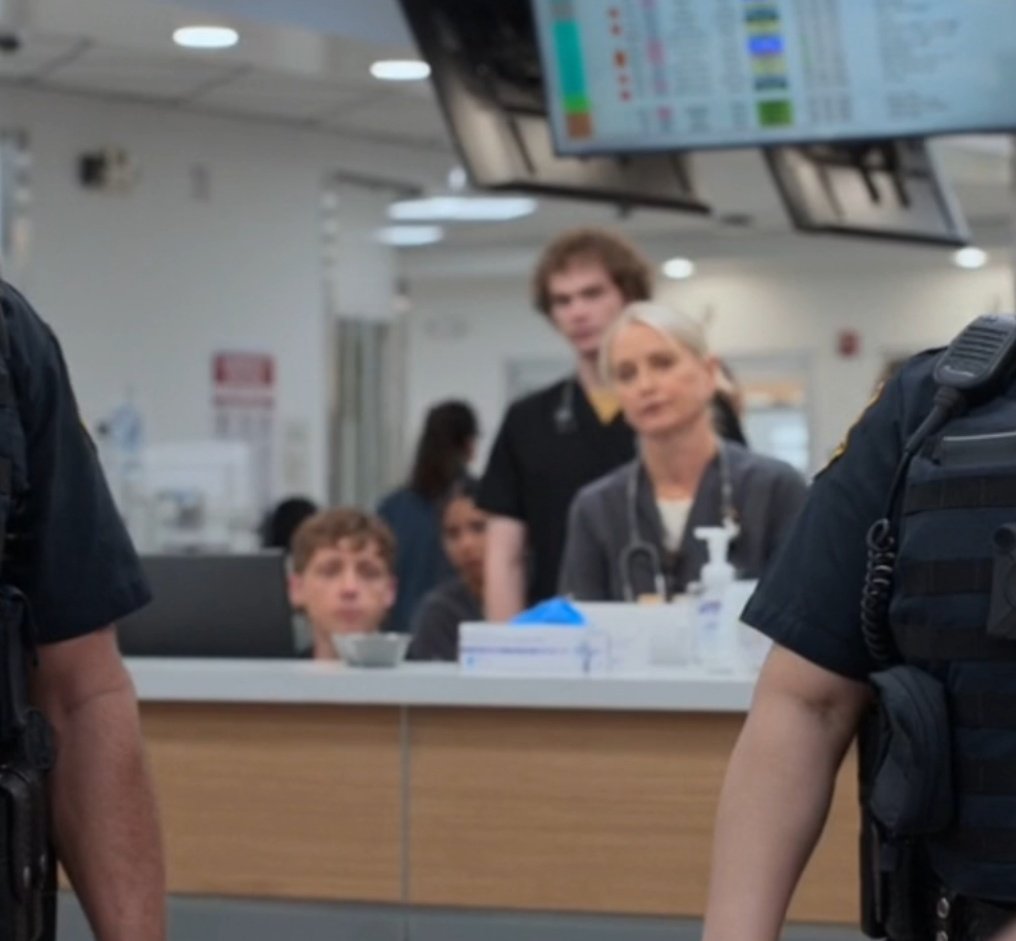 tomswrren's tweet image. everybody nosy af
#thepitt