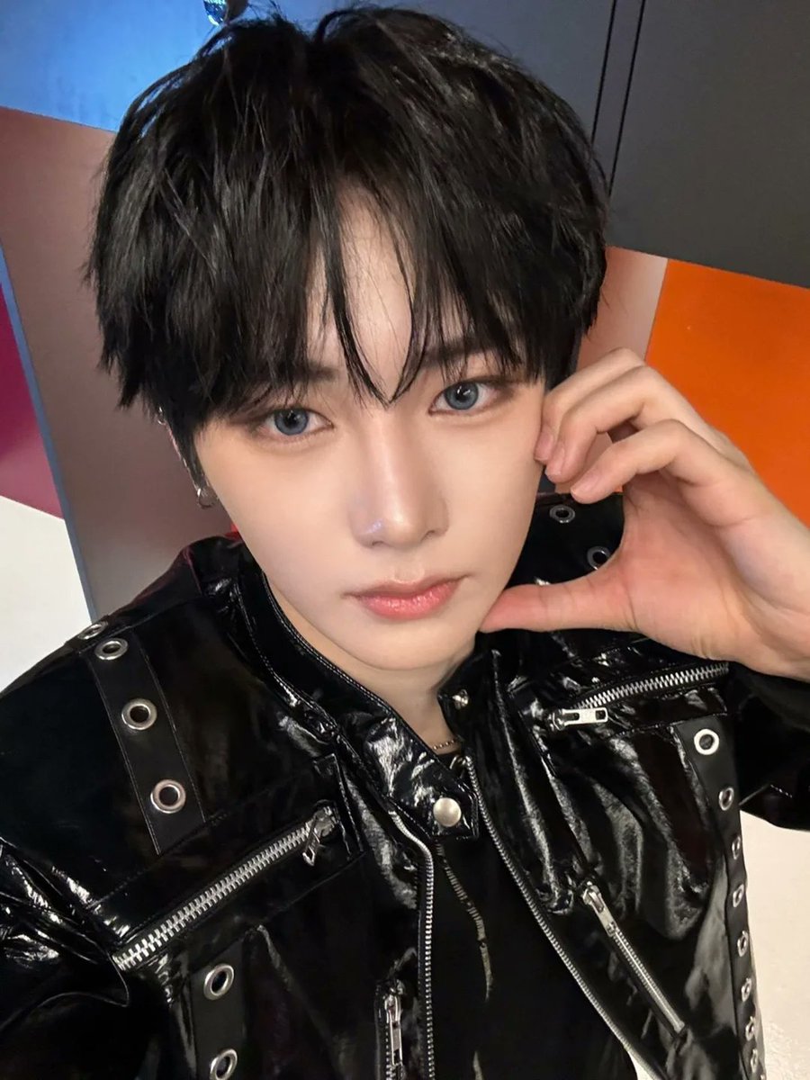 json_makes's tweet image. 外見改善においてかなりと重要な唇について解説
女の子は結構見てるのとイケメンは総じて唇がエロい

・保湿はリップではなくワセリン
・リップは真っ赤なものではなく、まずはピンク系を選択
・肌の色(白いのか、地黒か)と唇の色との対比を意識。ここにエロさが出る