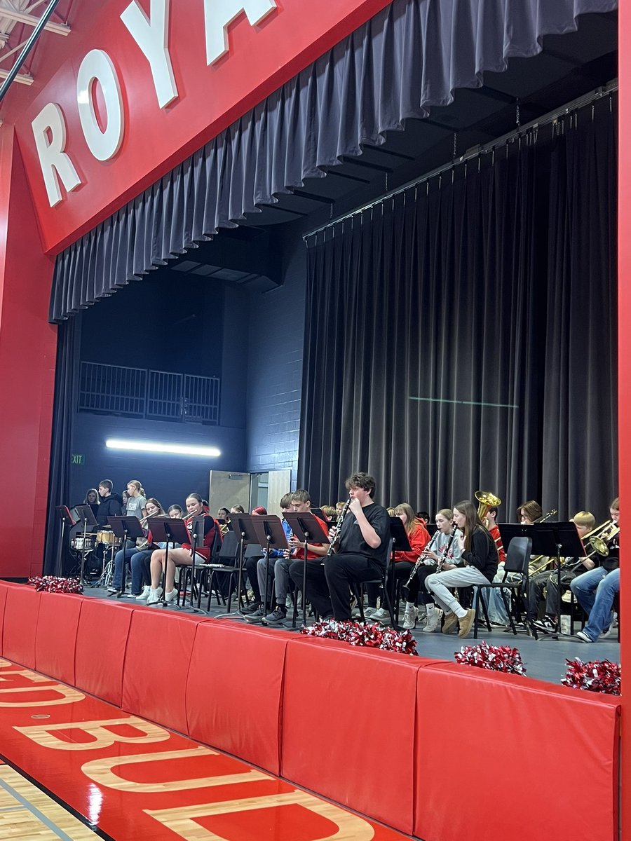 SuperJZip's tweet photo. 8th grade night for RBES boys and RBES cheerleaders &amp; a great performance by RBES band! #redbud132 https://t.co/vvbJu7mE1V