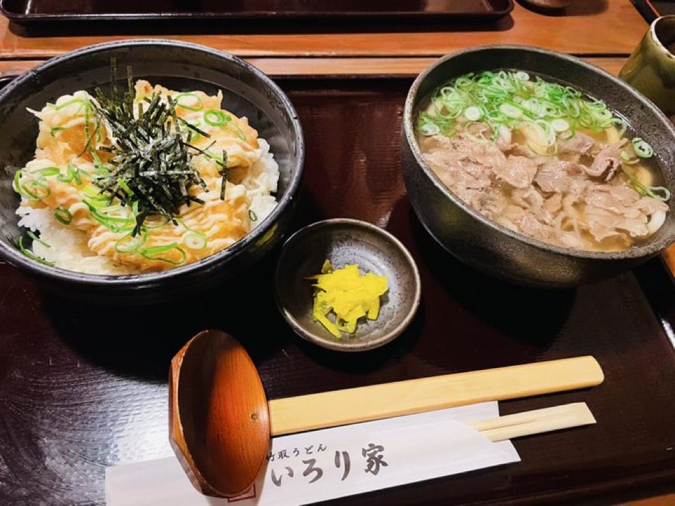 nntnarabot's tweet image. 【奈良のうまいもの】
広陵町の「いろり家」さん。
とにかくダシが超うめぇんだわ。マジで。
オススメは肉うどんととり天のセット。丼のほうも色々選べるけどワイはこれが一番すき。
お店の建物もかぐや姫のお爺さん家みたいで超カワイイから是非ググってみて〜