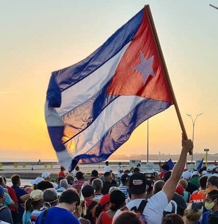 Interesante reflexión de Miguel Barnet

Cubano es aquel que ame su tierra, que no la mancille, que le dignifique con sus abrazos cálidos o nostálgicos, esté donde esté, viva donde viva. Cubano es el que lleva tatuado en su corazón la estrella solitaria".
 #PalmerosSiempreAdelante