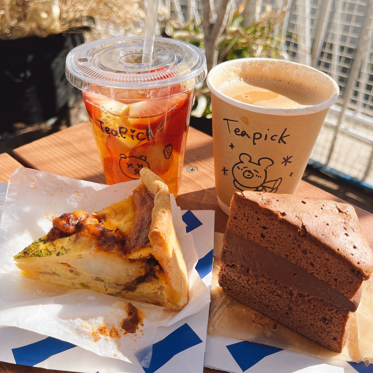 愛しの浦和スコパ！腹ペコ過ぎてお買い物後回しで食べる食べる。Teapickさんのチャイオランジェット、さぬきひめのフルーツティー、コウシンドウ2区さんのマッシュポテトとボロネーゼのキッシュ、カフェドロマンさんのヴィクトリアケーキ。お日様の下でこれいただくの優勝すぎる。どれも最高おいしい！