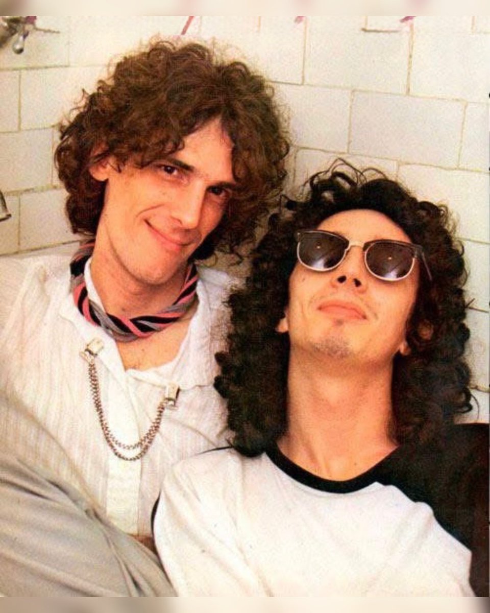 FitoPaezMusica's tweet image. Hace setenta y seis años la buenaventura iba a hacer que naciera ese prodigio humano llamado Luis Alberto Spinetta, en el barrio de Núñez de la Ciudad de Buenos Aires. Hijo de Julia Ramírez y Luis Santiago Spinetta. Padre de Dante, Catarina, Valentino y Vera Spinetta.