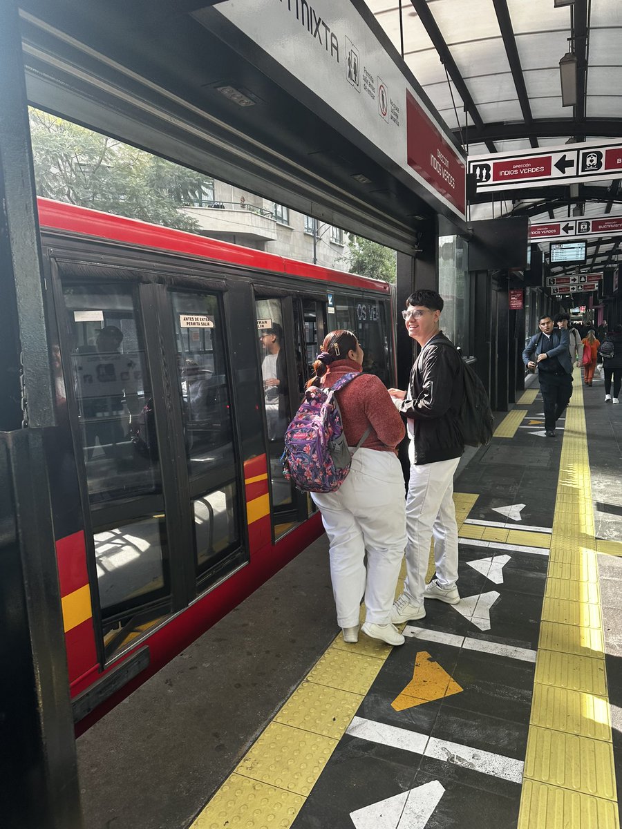 crosstown_line's tweet photo. CDMX offers us a path forward for arterials in sprawling cities like LA - center-running BRT with high-level boarding, protected bike lanes, and road diet in the middle https://t.co/GOEOuzcFOi