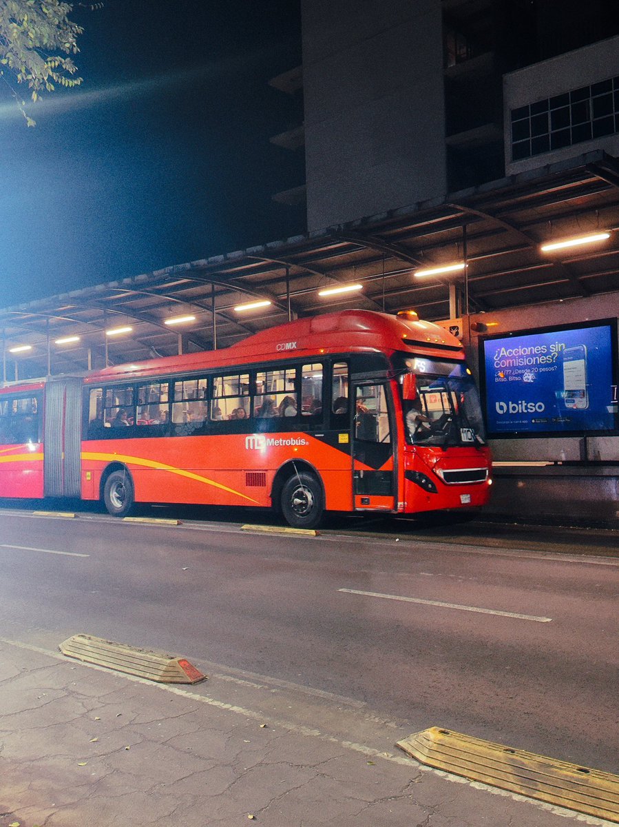 crosstown_line's tweet photo. CDMX offers us a path forward for arterials in sprawling cities like LA - center-running BRT with high-level boarding, protected bike lanes, and road diet in the middle https://t.co/GOEOuzcFOi