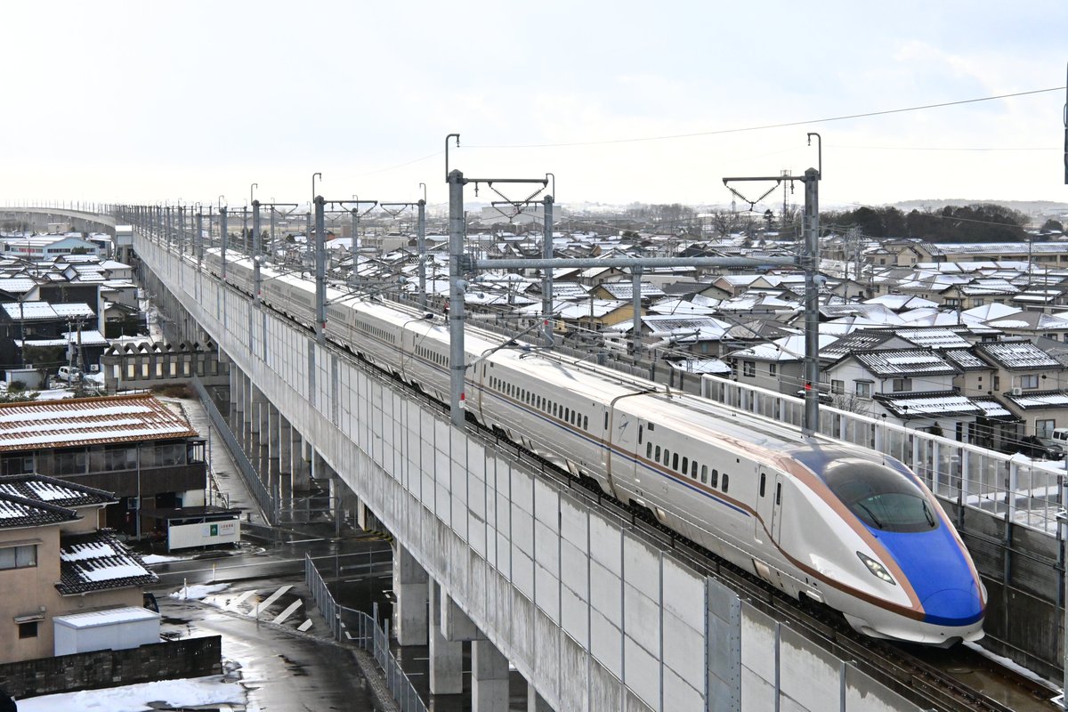 futa023's tweet image. 新幹線の時間が合いそうなので、まずは屋上の展望室・展望台を訪れました。通過時刻が張り出されているのが有難い限りです。効率よく上下3本程撮る事が出来ました。
2026.01.06 トレインパーク白山