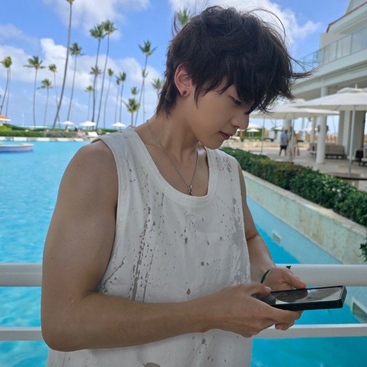 teddyguardangel's tweet image. ….dear god someone check on his harem