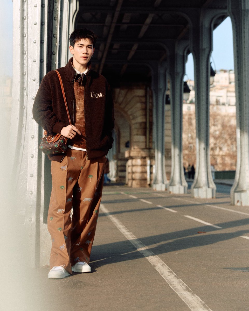 mintmag_th's tweet photo. หล่อทุกองศา! ส่งภาพ #โฟร์ทณัฐวรรธน์ เดินเล่นในกรุงปารีส กับลุคเด่นด้วยกางเกงลาย Darjeeling สีน้ำตาล แมทช์กับ กระเป๋า Speedy 18 x The Darjeeling Limited💚

FOURTH LV FRONT ROW PFW26
#LVMENFW26xFOURTH 
#LVMenFW26 #LouisVuitton 
#MintNews https://t.co/phSbReCJqW